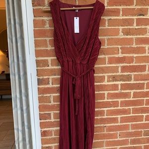 Maroon midi sleeveless dress. Perfect fall go to!